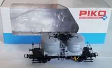 2achsiger Zementsilowagen, DR, grau, hohe Silos