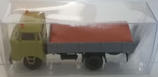 IFA W50 L, Pritsche, hellgrün, Sand-Ladung, 2 Gelblichter