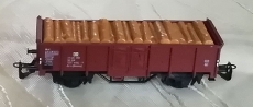 2achsiger Offener Güterwagen Es-u, DR, braun, mit Holz-Ladung